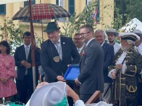 Überreichung einer Glasplatte zum 50. Flachsmarkt auf Burg Linnn